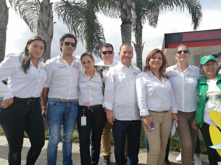 El Viceministro Carlos Alberto Baena, con el equipo de trabajo del Ministerio.