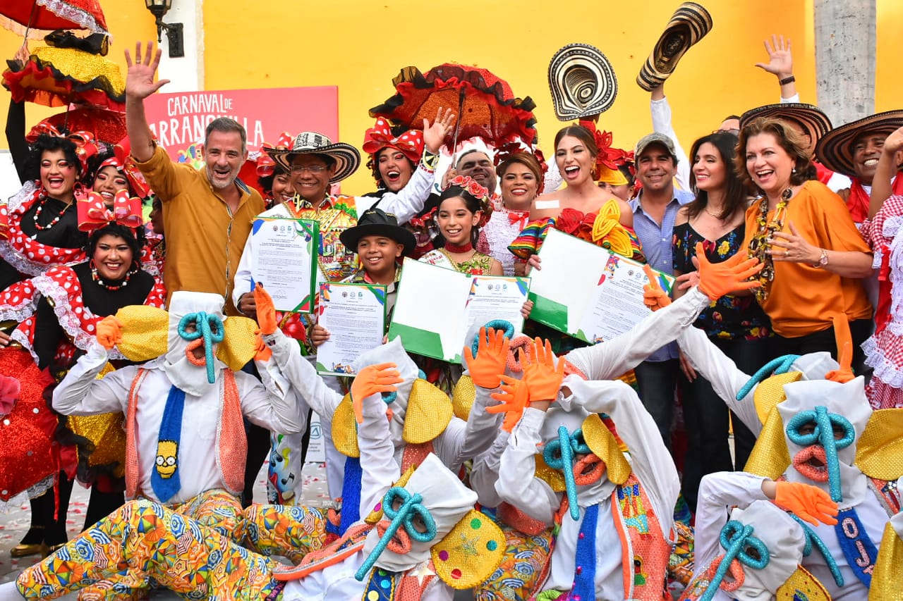 Las autoridades distritales y los Reyes del Carnaval 2020.