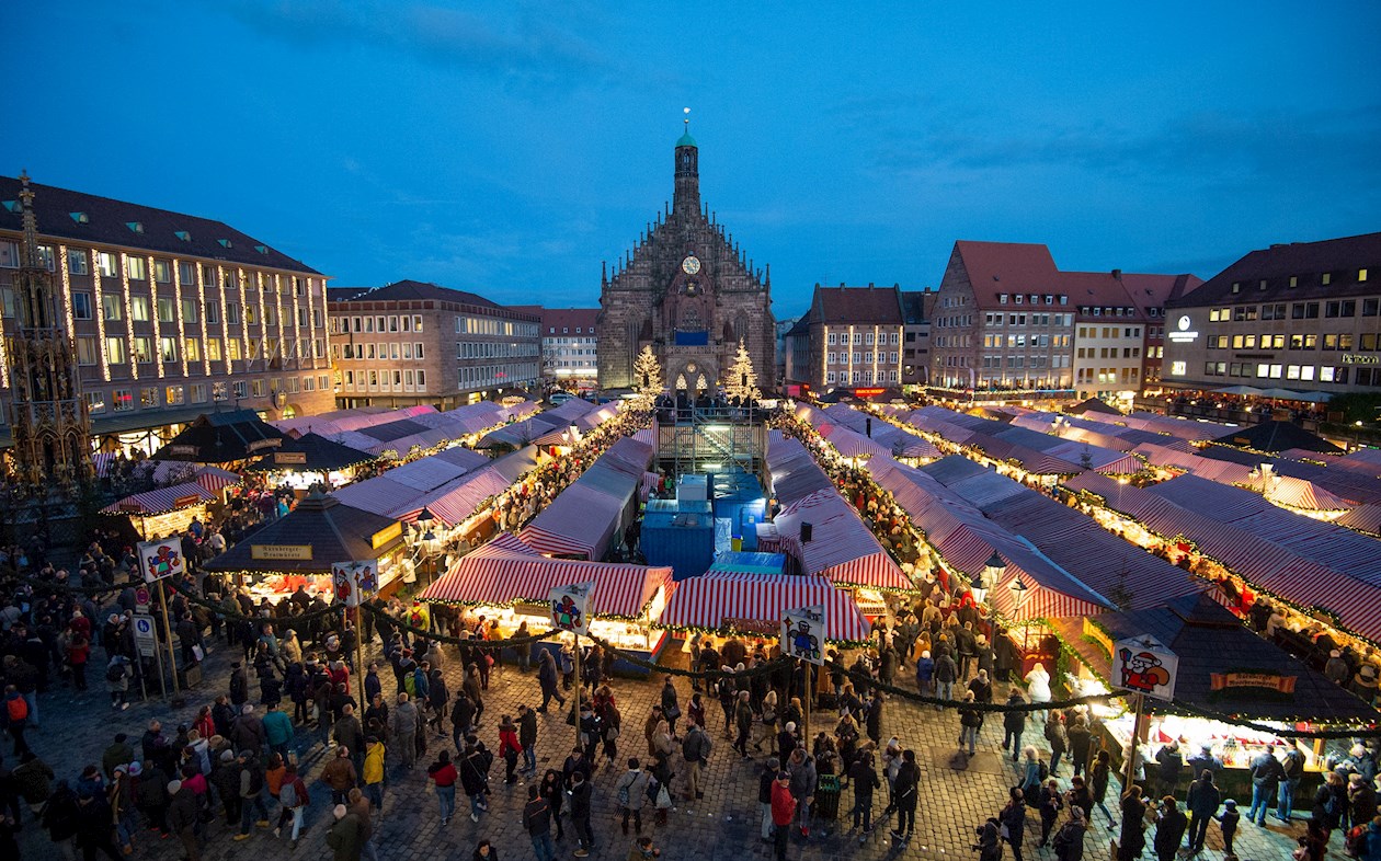 Una vista general de la Plaza de la Ciudad Vieja iluminada con un árbol de Navidad en el mercado navideño de Praga, República Checa,