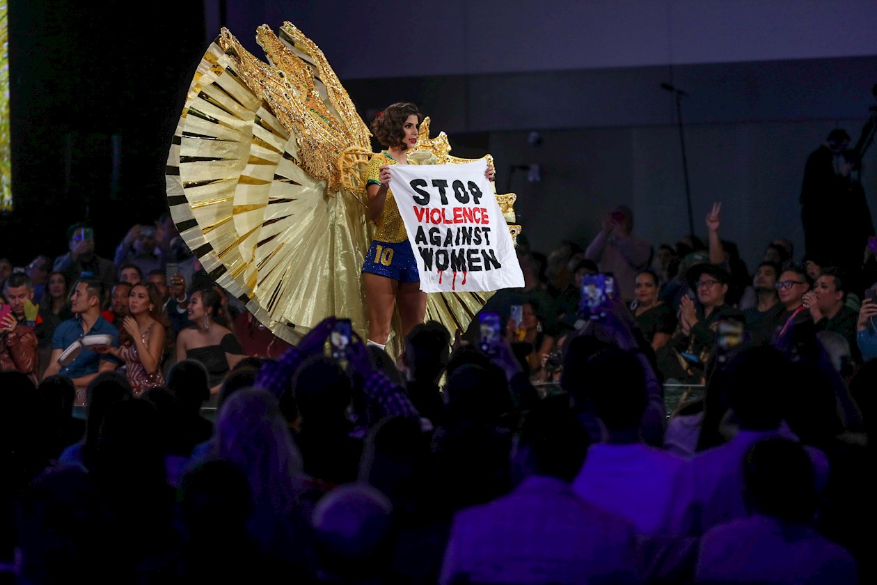 Miss Brasil Júlia Horta sosteniendo un cartel alusivo a la no violencia contra la mujer.