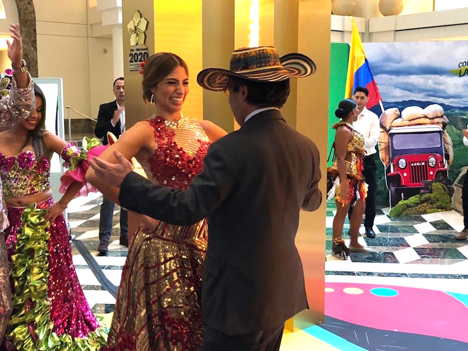 El presidente del BID, Luis Alberto Moreno, y la Reina del Carnaval 2020, Isabella Chams.