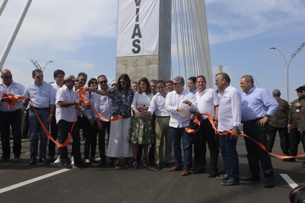 Imagen del acto de corte de cinta que dio inicio a la inauguración del nuevo Puente Pumarejo.