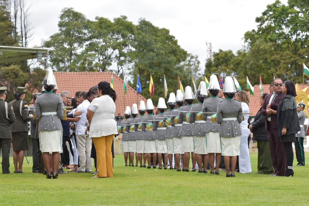 Padres de los cadetes reciben insignias de ascenso póstumo.