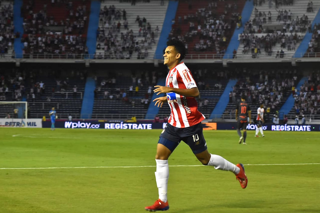 Luis Díaz festejando el gol.