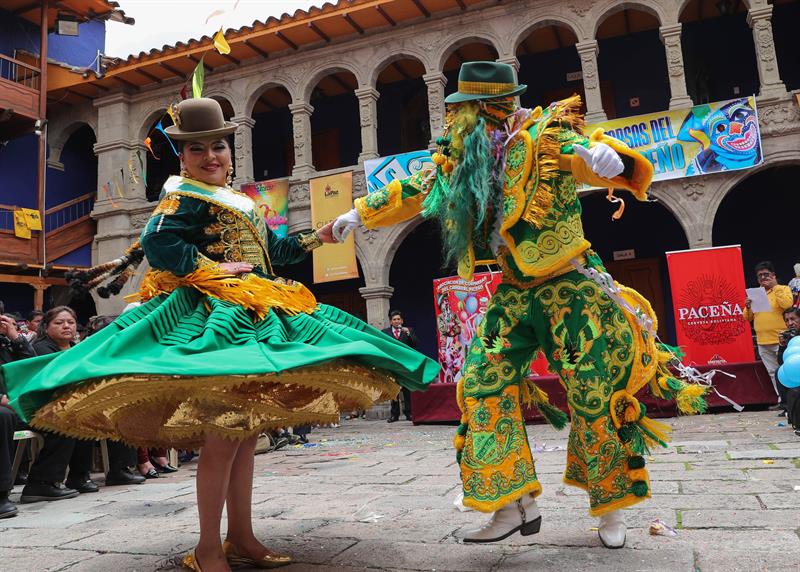 Candidatos a el Ch'uta y la Cholita, personajes emblemáticos del carnaval paceño, se presentan este miércoles en el museo Tambo Quirquincho de La Paz (Bolivia).
