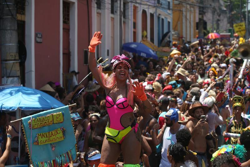 La comparsa de carnaval "Céu na Terra" desfila este sábado por el barrio turístico de Santa Teresa en la ciudad de Río de Janeiro.