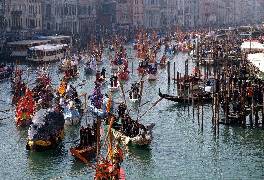Desfile de gondoleros en el Carnaval de Venecia.