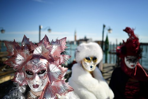 Integrantes de comparsa en el Carnaval de Venecia.