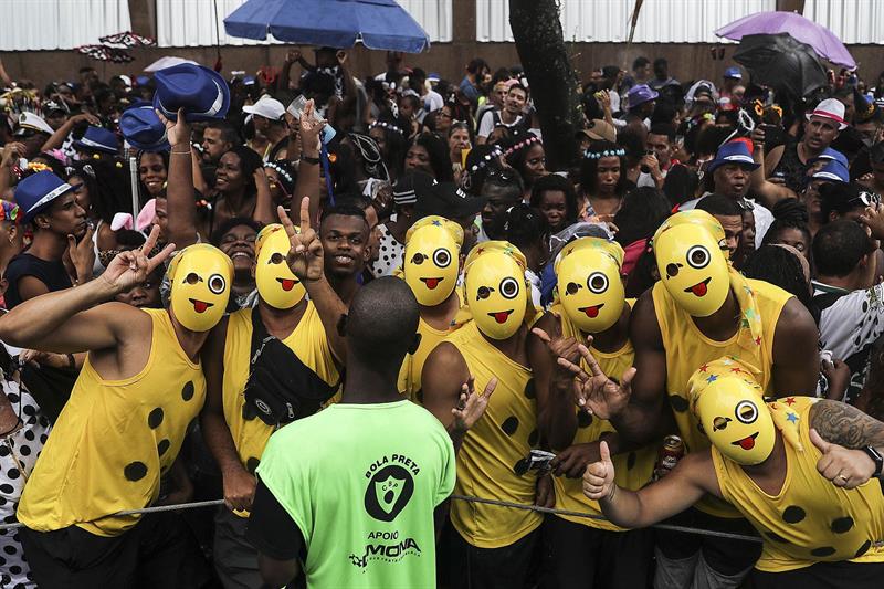 Asistentes de la comparsa "Cordão do Bola Preta" este sábado durante el primer día del carnaval en Río de Janeiro (Brasil). 