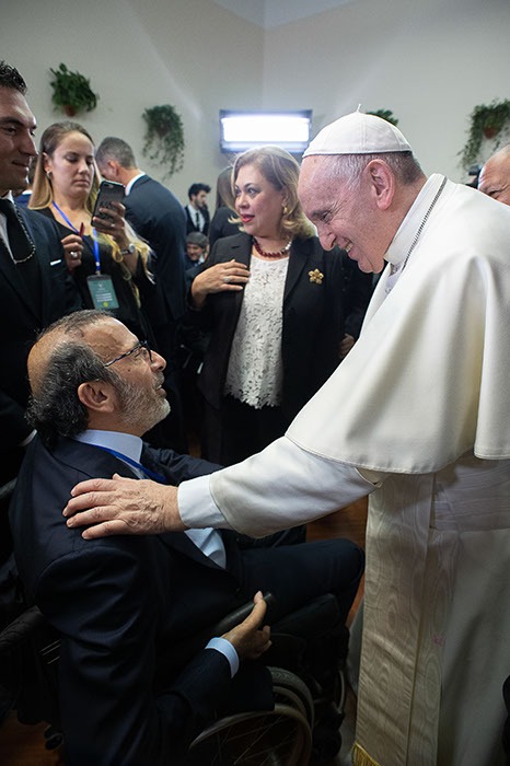 El Papa Francisco saluda al empresario José Manuel Daes, presidente de Tecnoglass.