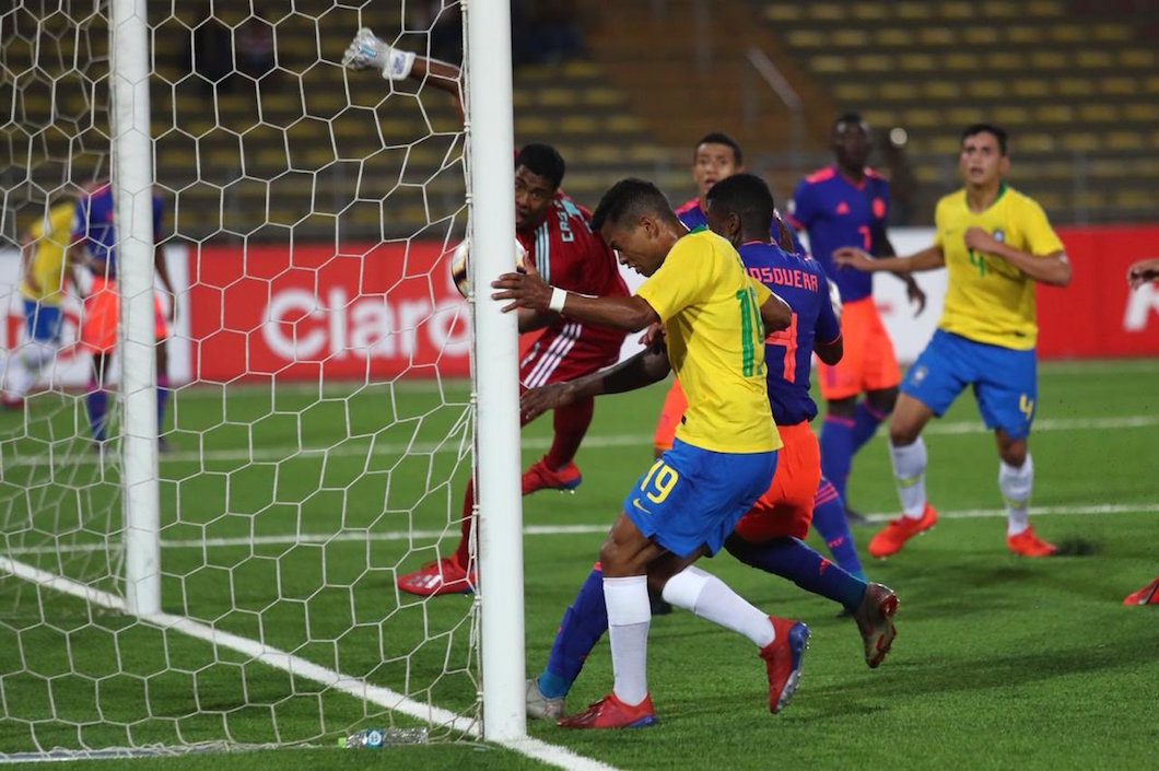 Otra secuencia del gol olímpico anotado por Brasil a Colombia.