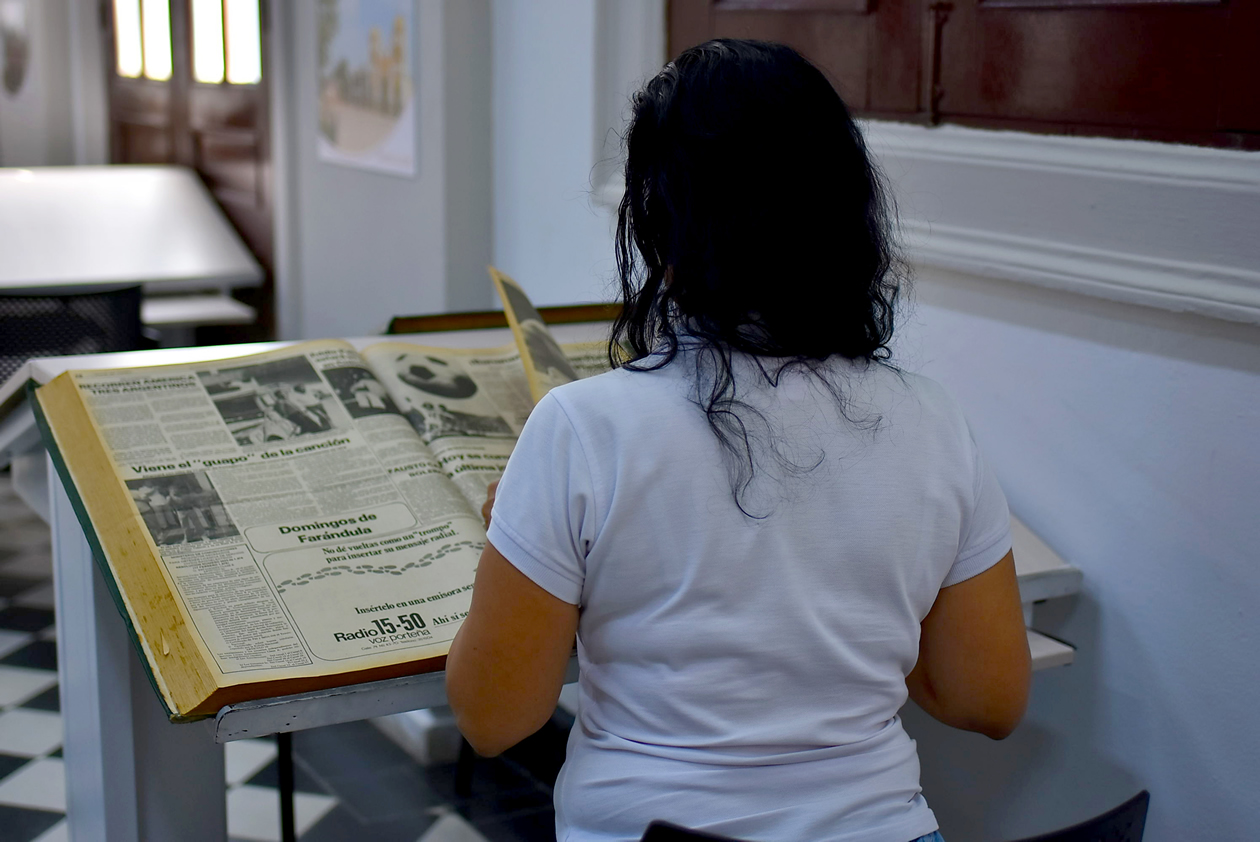 Una ciudadana revisa los archivos históricos de Barranquilla. 