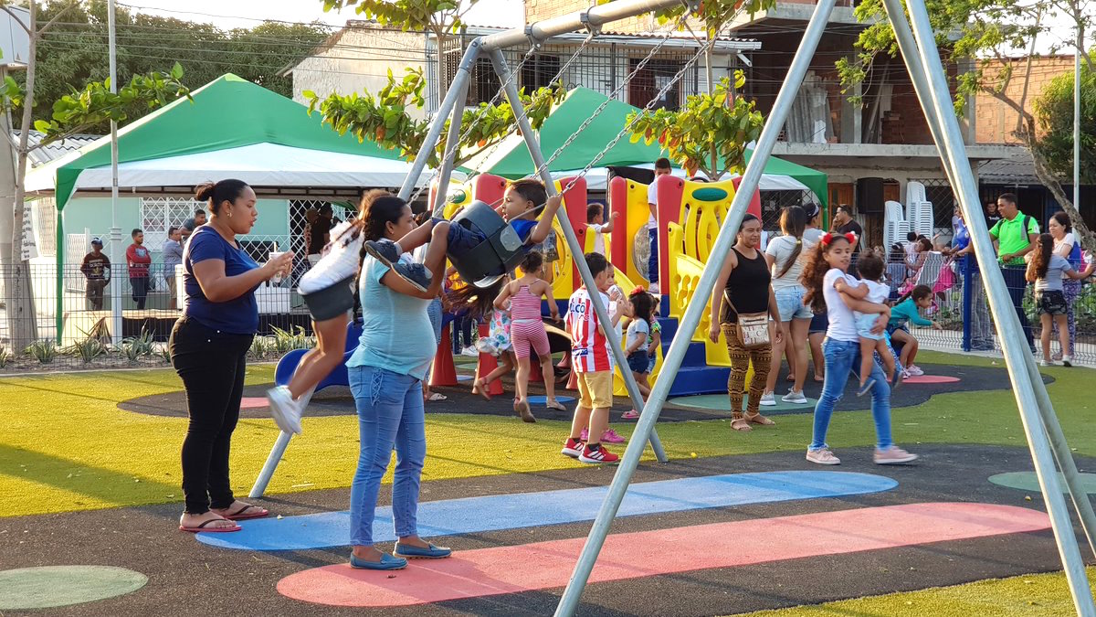 Los niños disfrutando en el Parque Salcedo.