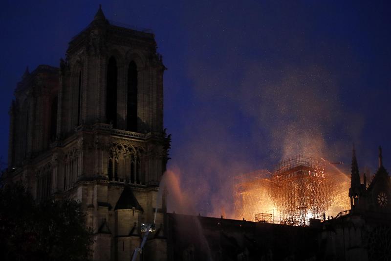 Notre Dame estaba ubicada en el mismo lugar donde anteriormente hubo al menos cuatro edificios religiosos diferentes.