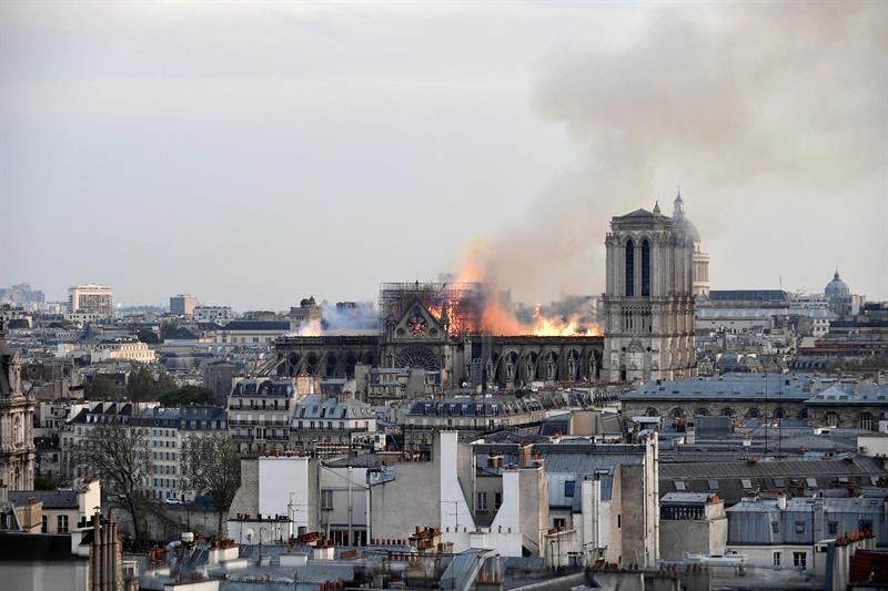 En llamas, la Catedral de Notre Dame.