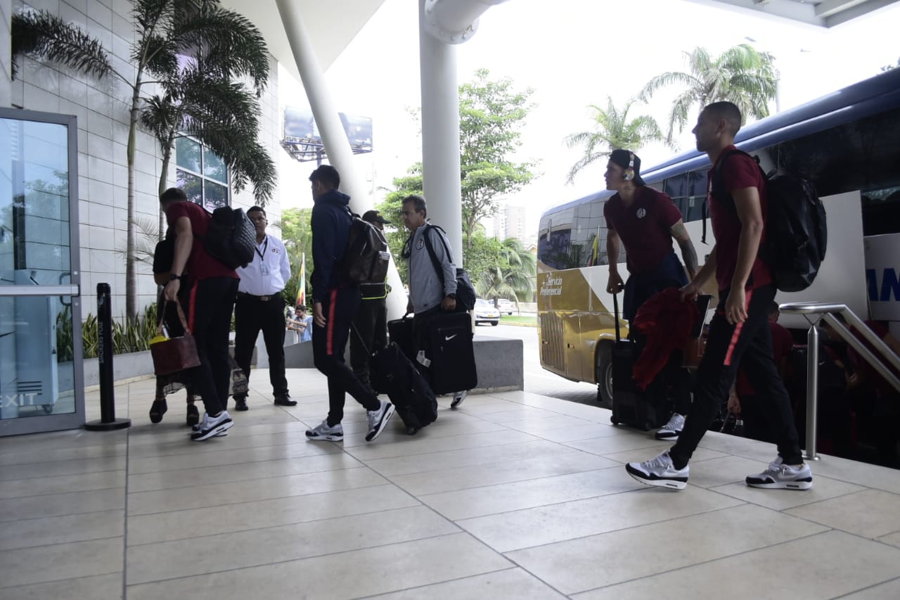 Jugadores de San Lorenzo entrando al hotel en Barranquilla.