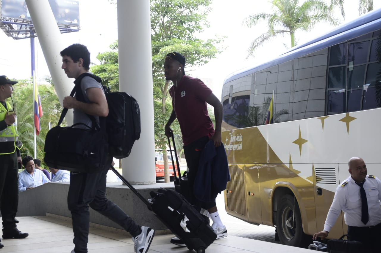 Jugadores de San Lorenzo a su llegada a Barranquilla.