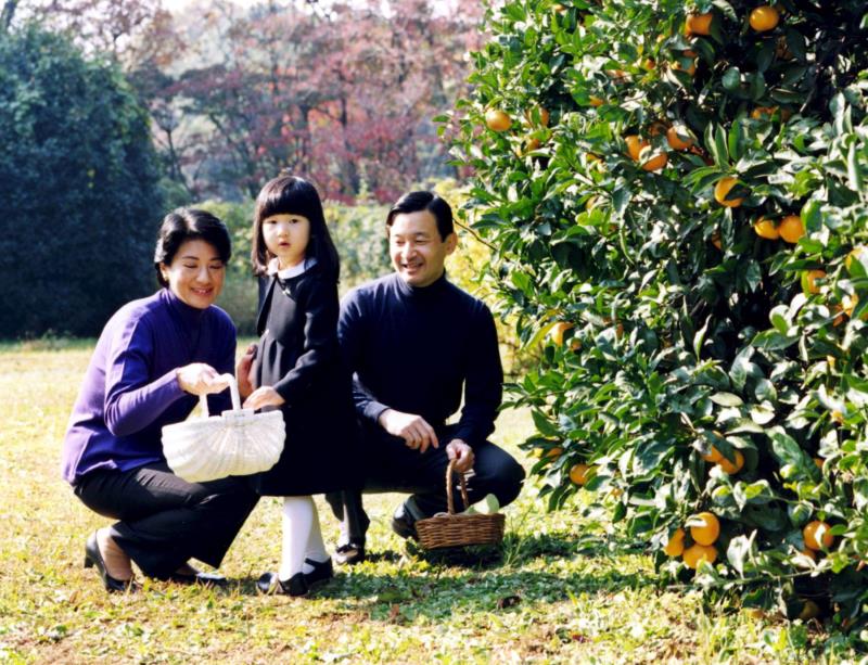  Foto de archivo del príncipe heredero de Japón Naruhito (dcha), su esposa, la princesa Masako, y la hija de ambos, la princesa Aiko (c), en los jardines del Palacio Togu en Tokio (Japón) el 24 de noviembre de 2005. 
