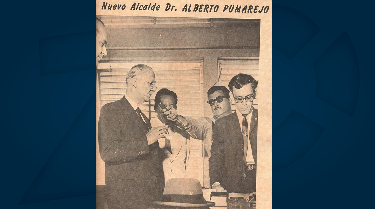 Gabriel Forero transmitiendo la posesión del alcalde de Barranquilla, Alberto Pumarejo en 1966.