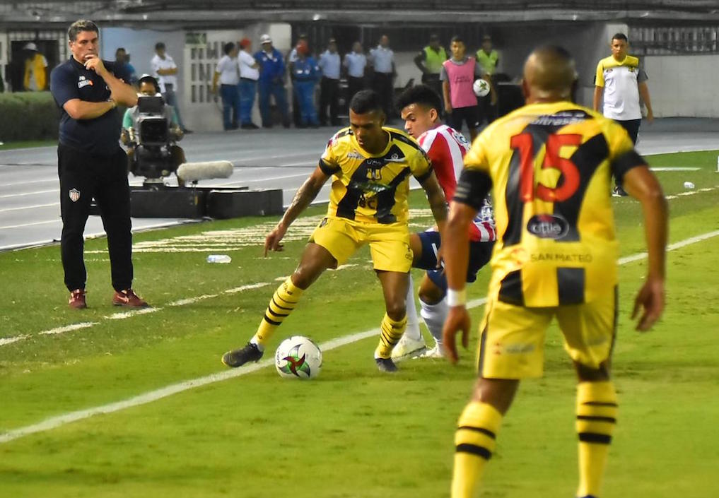 Luis Díaz neutralizado en jugada de ataque por Estéfano Arango y Farid Díaz.
