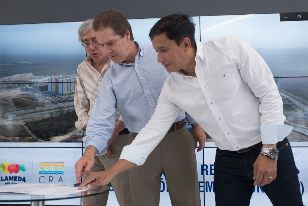Firmando el acuerdo Carlos Arango, Presidente de Constructora Bolivar; Roberto Moreno, Presidente de Amarilo;,y Alberto Escolar, Director de la Corporación Regional Autónoma CRA   