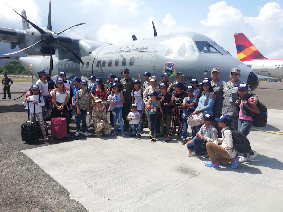 En el aeropuerto Simón Bolívar, frente al avión de la FAC que los condujo hasta Santa Marta.