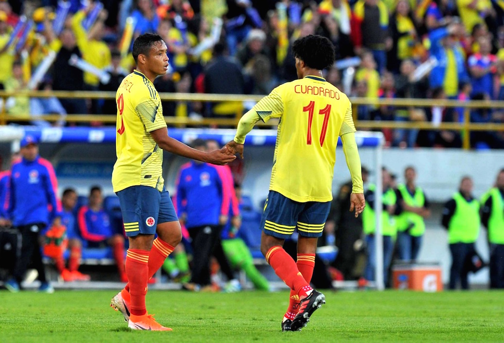 Luis Fernando Muriel celebra con Juan Guillermo Cuadrado el segundo gol colombiano.