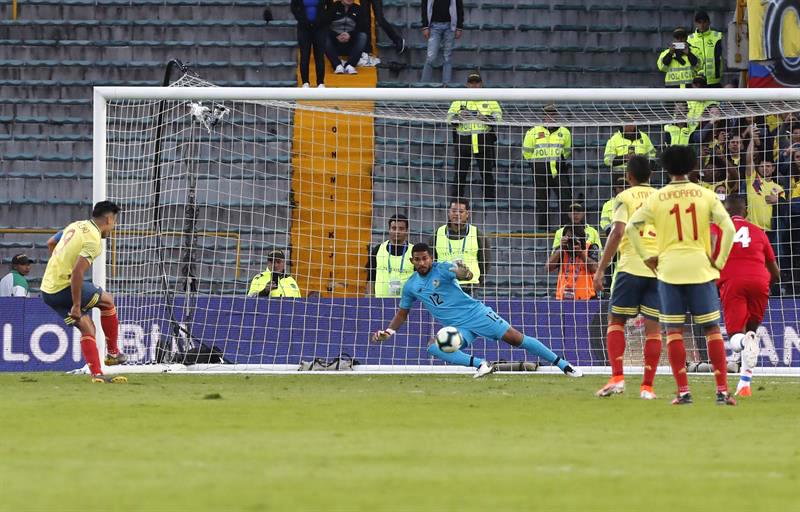 Falcao García anota de tiro penal el tercero para Colombia.