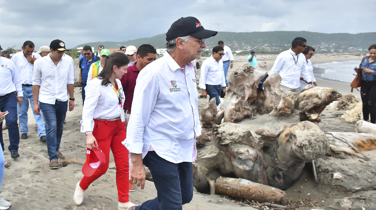 El gobernador Eduardo Verano De La Rosa camina la zona con las comisiones de control