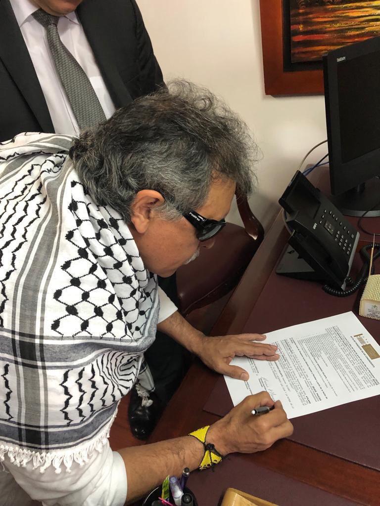 'Jesús Santrich' firma su acta de posesión.