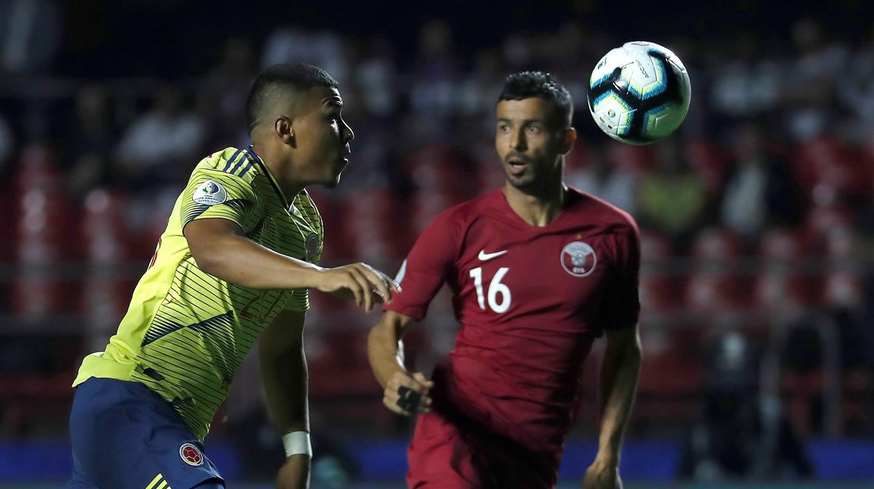 El delantero Roger Martínez disputa el balón con Boulam Koukhi de Catar, durante el partido Colombia-Catar