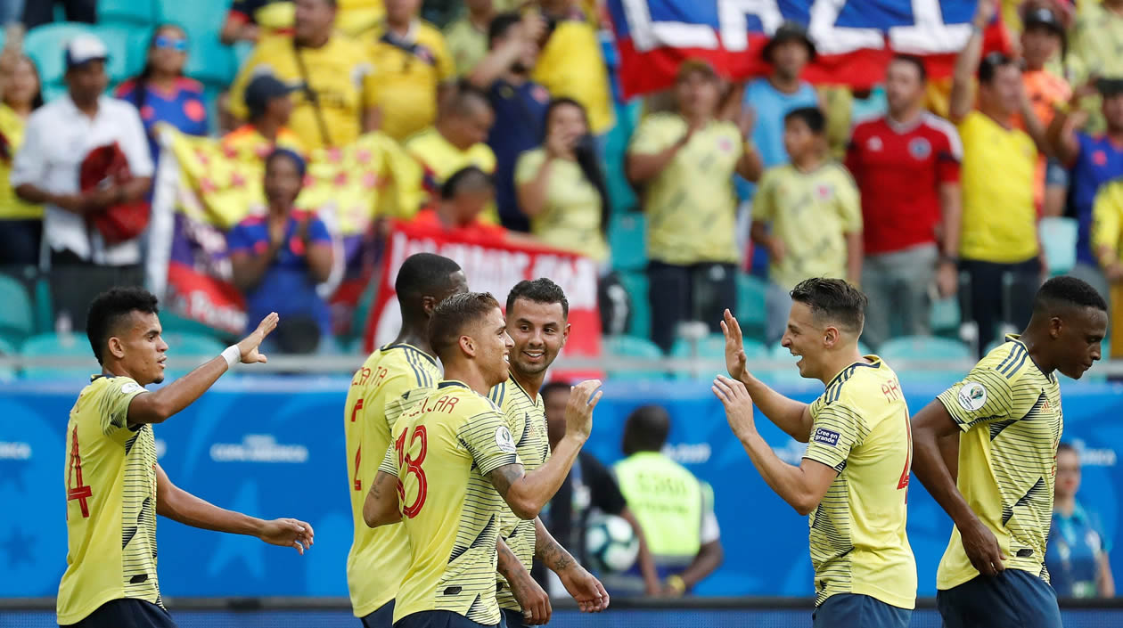 Gustavo Cuéllar (c) celebra un gol, durante el partido Colombia-Paraguay