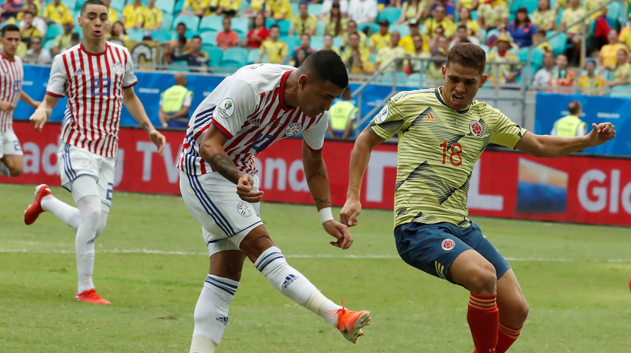 El jugador de Colombia Gustavo Cuéllar (d) disputa el balón con Derlis González de Paraguay