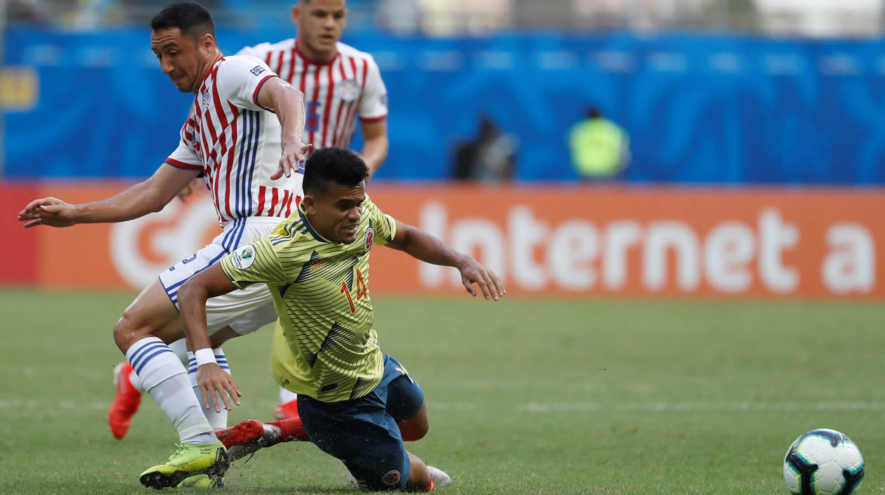 Luis Díaz (d) disputa el balón con Ivan Piris de Paraguay, durante el partido