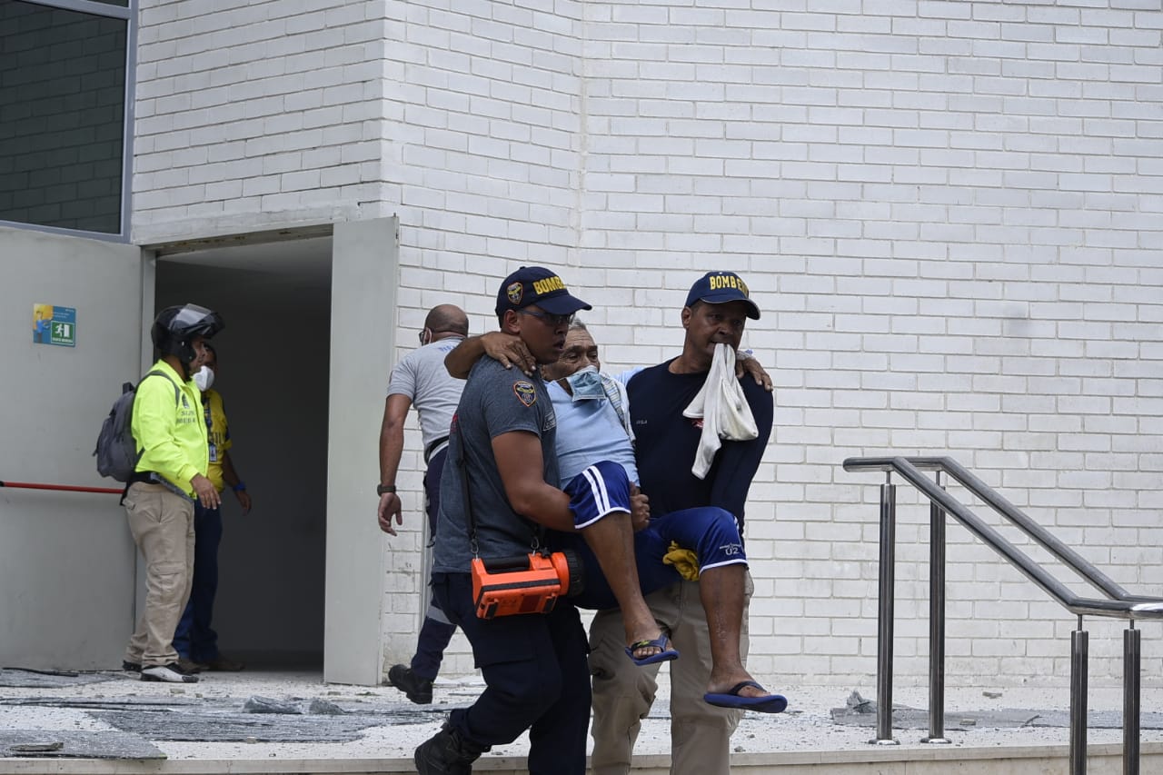 Paciente cargado por el cuerpo de Bomberos de Barranquilla.