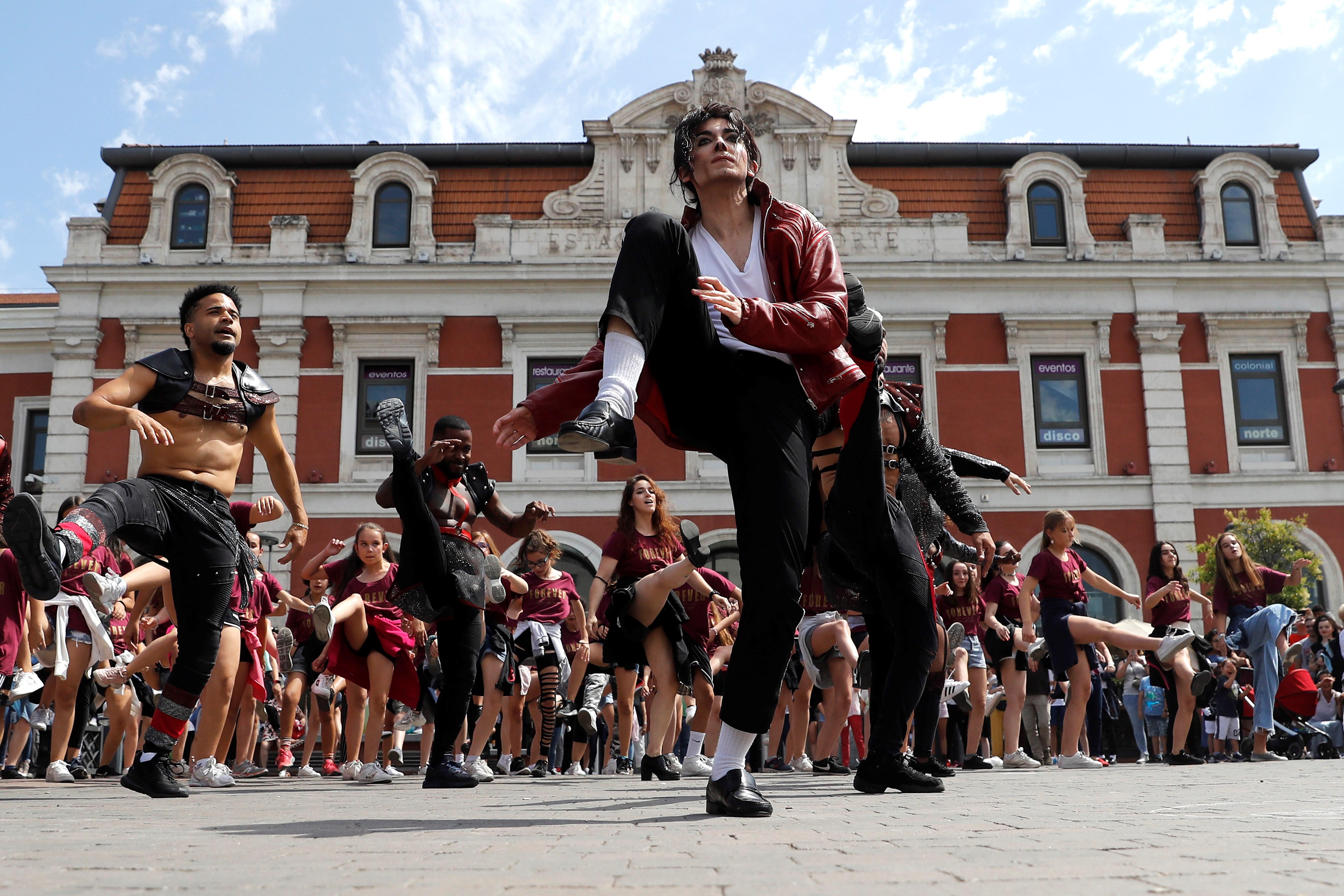 El elenco del musical "Forever" realizan un "flashmob" en homenaje a Michael Jackson con motivo del décimo aniversario de su muerte, esta mañana en la explanada de la estación Príncipe Pío(Madrid).