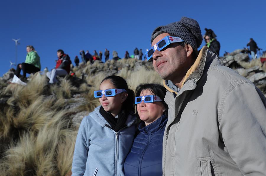 Una familia observa el sol durante el Eclipse solar total, este martes en la ciudad de Merlo, San Luis (Argentina).