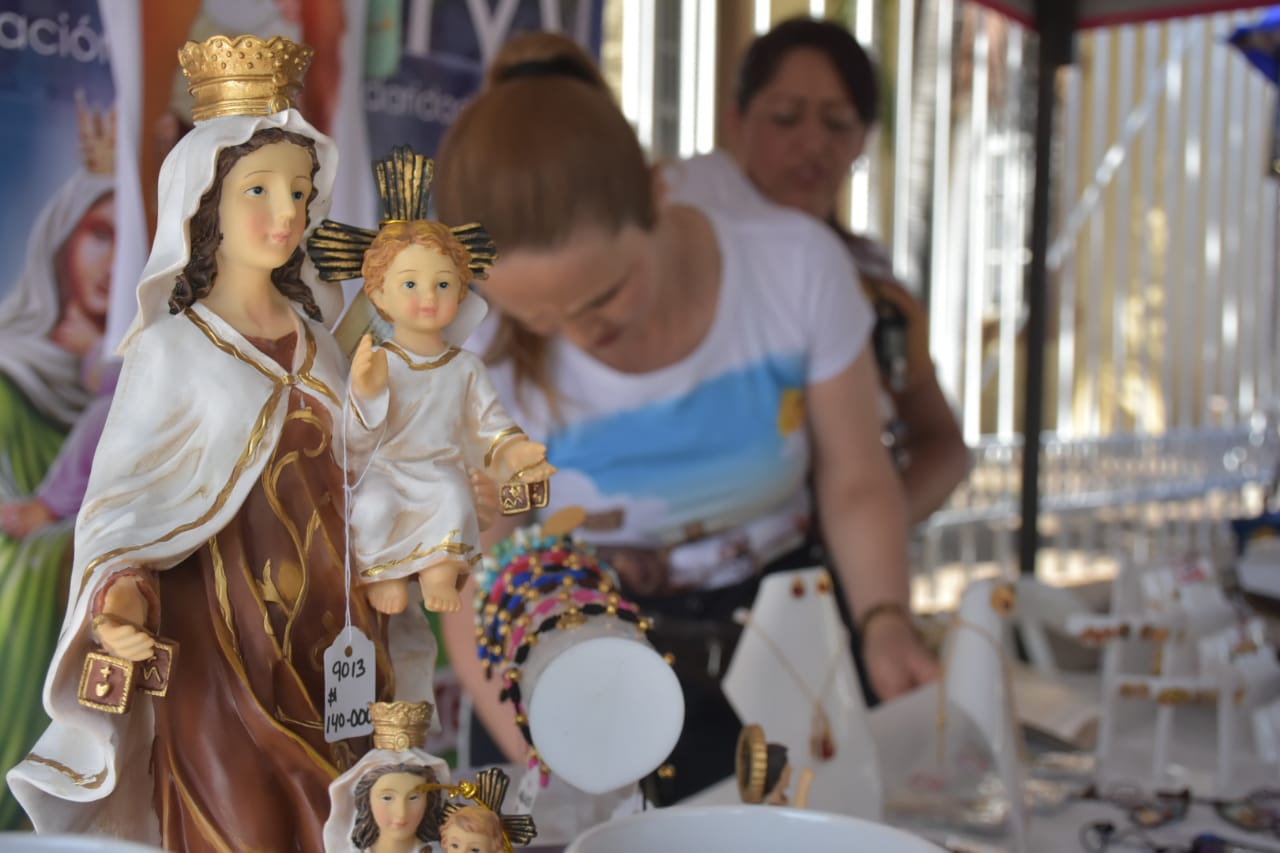 Comerciantes se preparan para recibir a los compradores y devotos a la Virgen del Carmen.