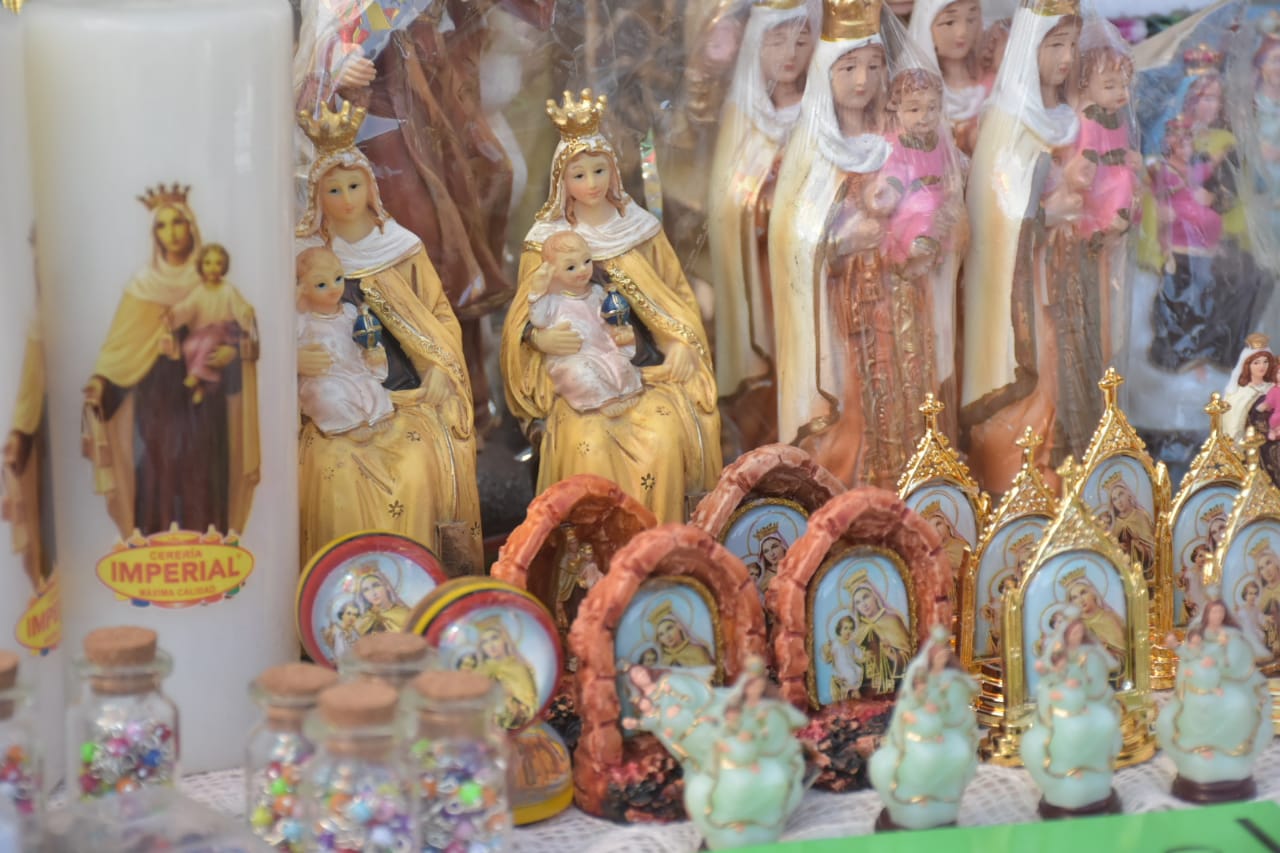 Imagenes de la Virgen del Carmen son exhibidas a las afueras de la Iglesia Nuestra Señora del Carmen de Barranquilla.Es