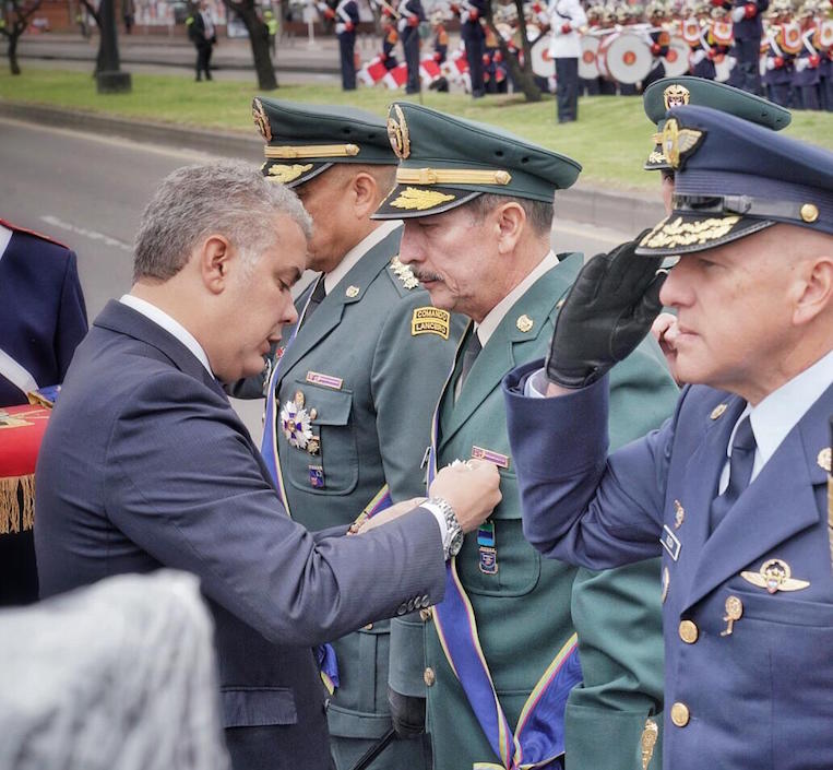 El Presidente Iván Duque condecorando al Comandante del Ejército Nacional, General Nicasio Martínez Espinel.