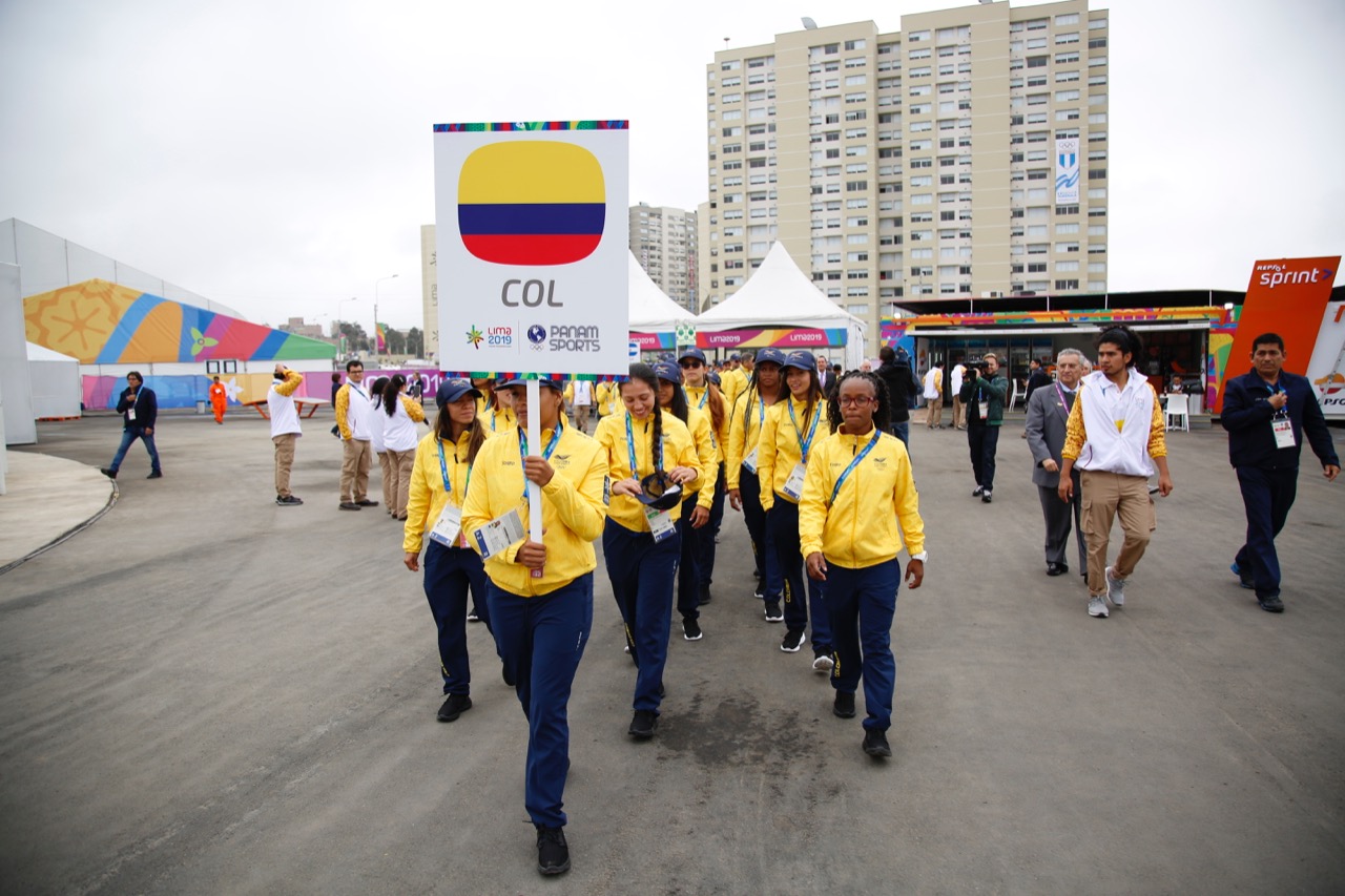 Delegación de Colombia ingresa al pabellón de banderas.