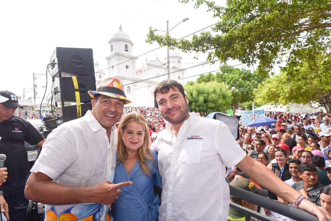 El cantante Checo Acosta, Elsa Noguera y Jaime Pumarejo.