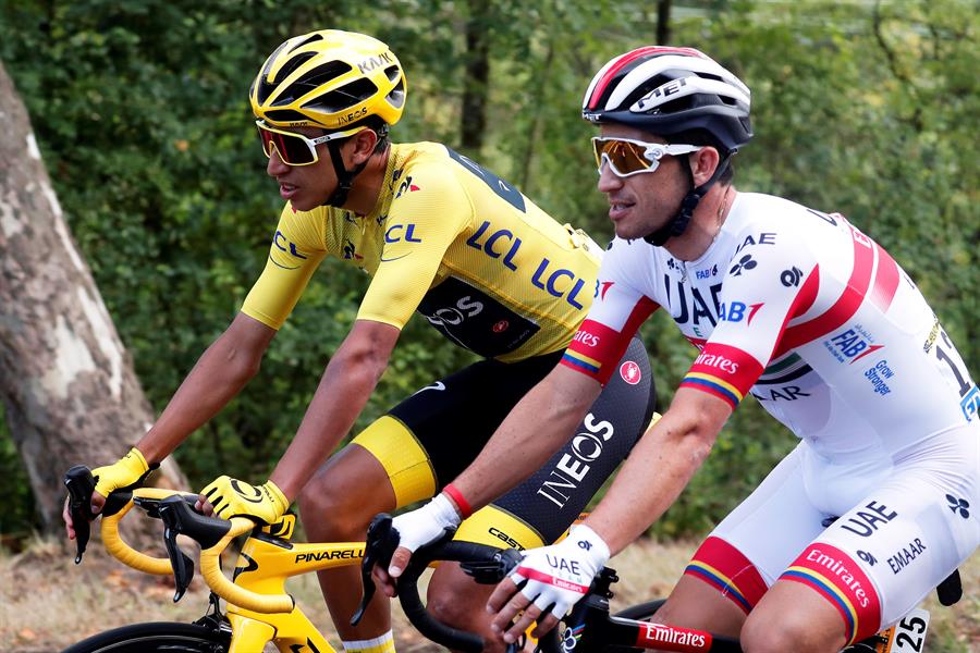 El ciclista colombiano Egan Bernal y su compatriota Sergio Luis Henao.