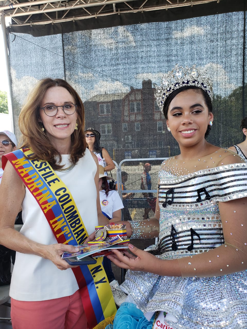 Susana Berenguer (cónsul de Colombia en New York) e Isabella Chacón (Reina del Carnaval de los Niños 2019).