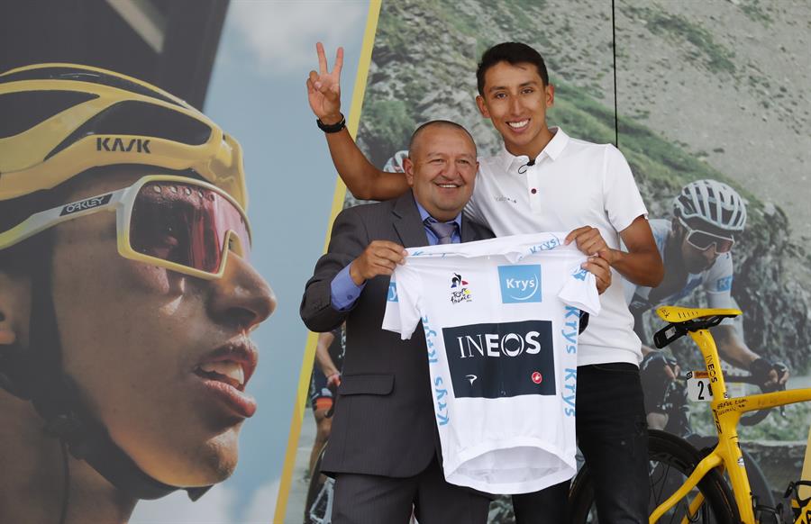 El ciclista colombiano Egan Bernal, ganador del Tour de Francia 2019, posa este miércoles con su primer entrenador, Fabio Rodríguez.