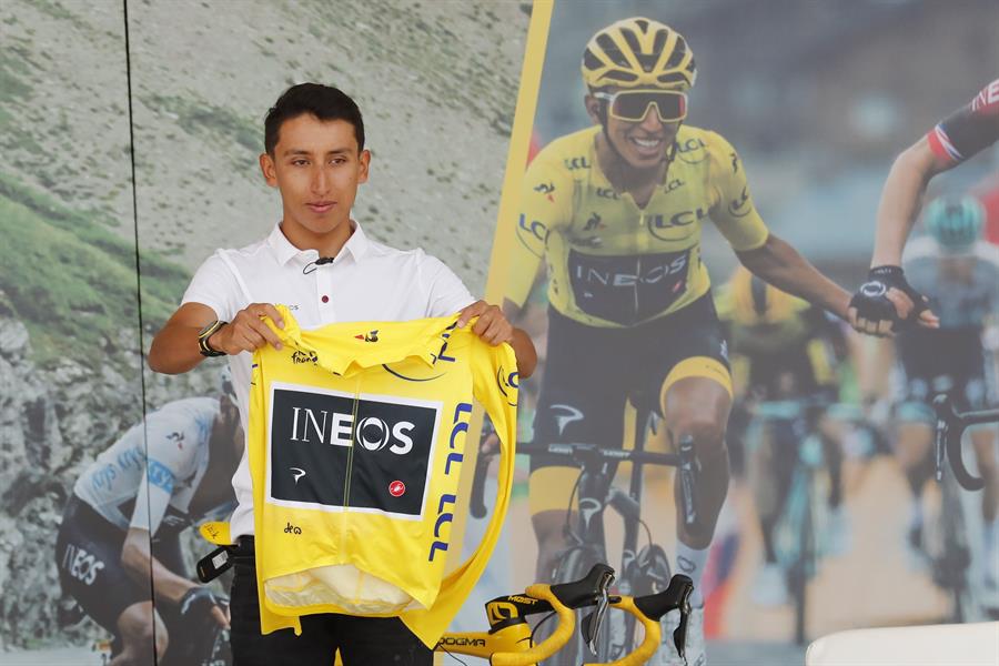 El ciclista colombiano Egan Bernal y el 'maillot amarillo' del Tour.