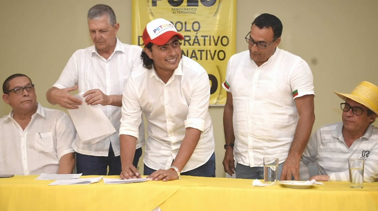 Hugo Castillo, Norman Alarcón, Nicolás Petro, Antonio Bohórquez y Wilson Borja, durante la firma del acuerdo programático.