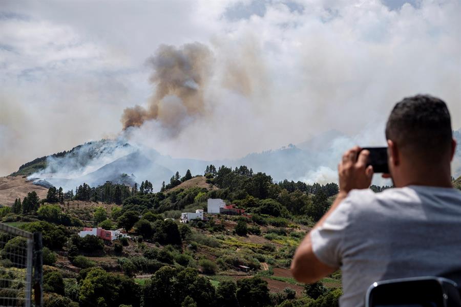 El incendio que comenzó el sábado por caudas humanas ha obligado a evacuar de sus viviendas a 2.000 habitantes de seis poblaciones afectadas y podría haber quemado ya unas mil hectáreas.