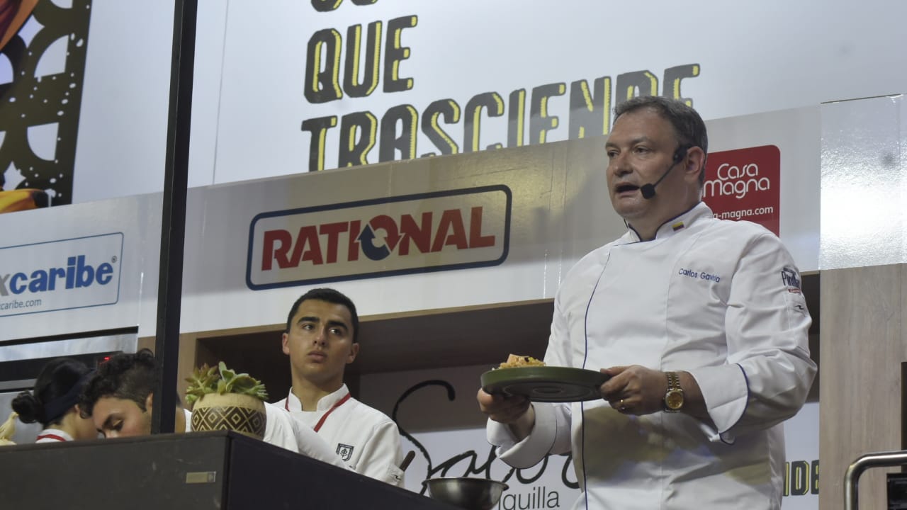 El chef Carlos Gaviria en medio de su presentación.