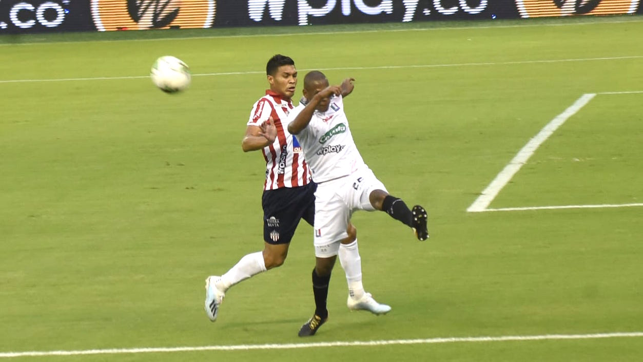 Elvis Mosquera rechazando el balón ante la llegada de Teófilo Gutiérrez.